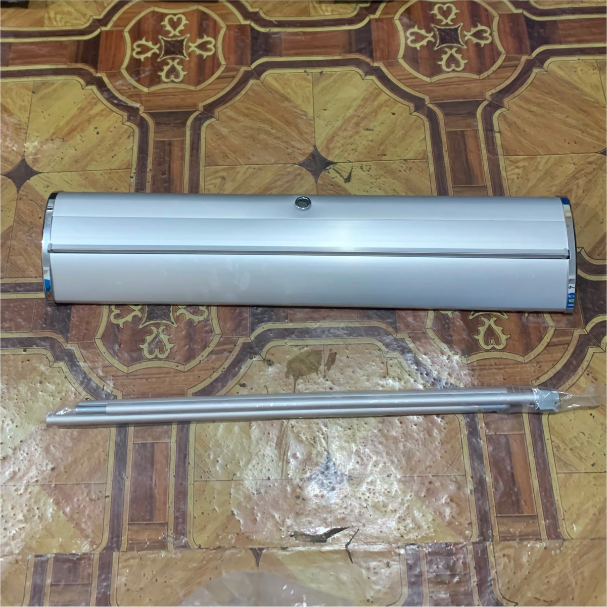 Aluminium roll-up banner stand